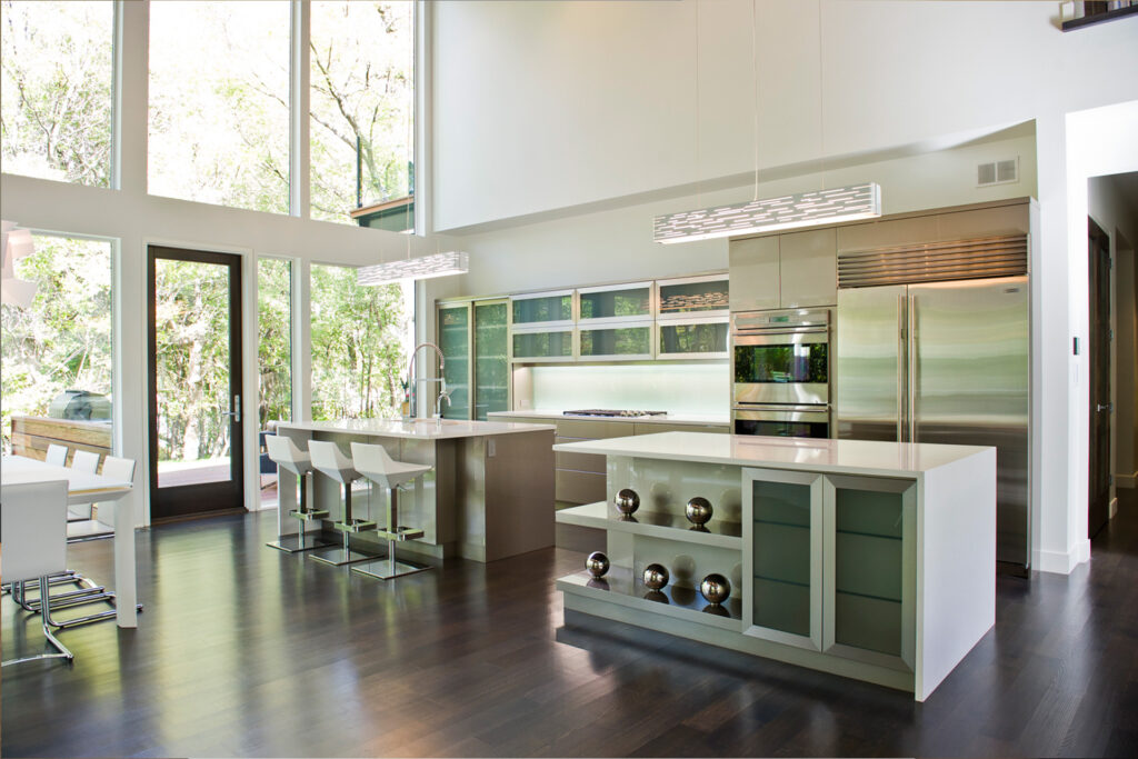 Custom Kitchen by Heirloom Cabinetry Ltd.