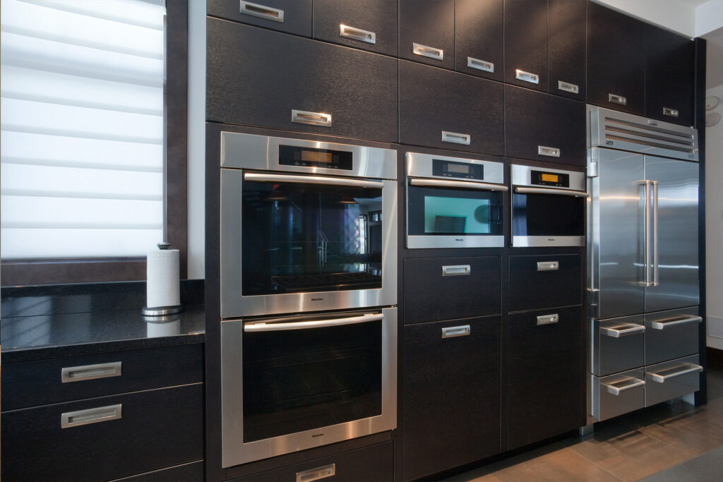 Custom Kitchen by Heirloom Cabinetry Ltd.